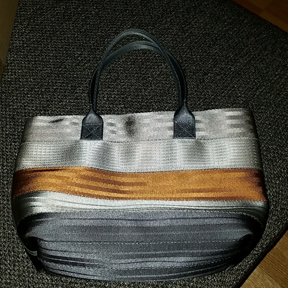 Harveys seatbelt bag mini streamline tote.